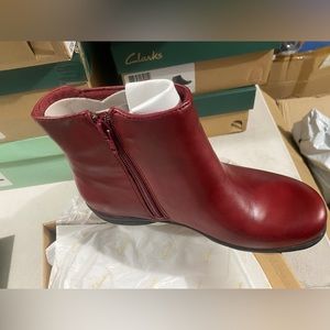 Clarks women Christine Chil leather boots.Size:5M.